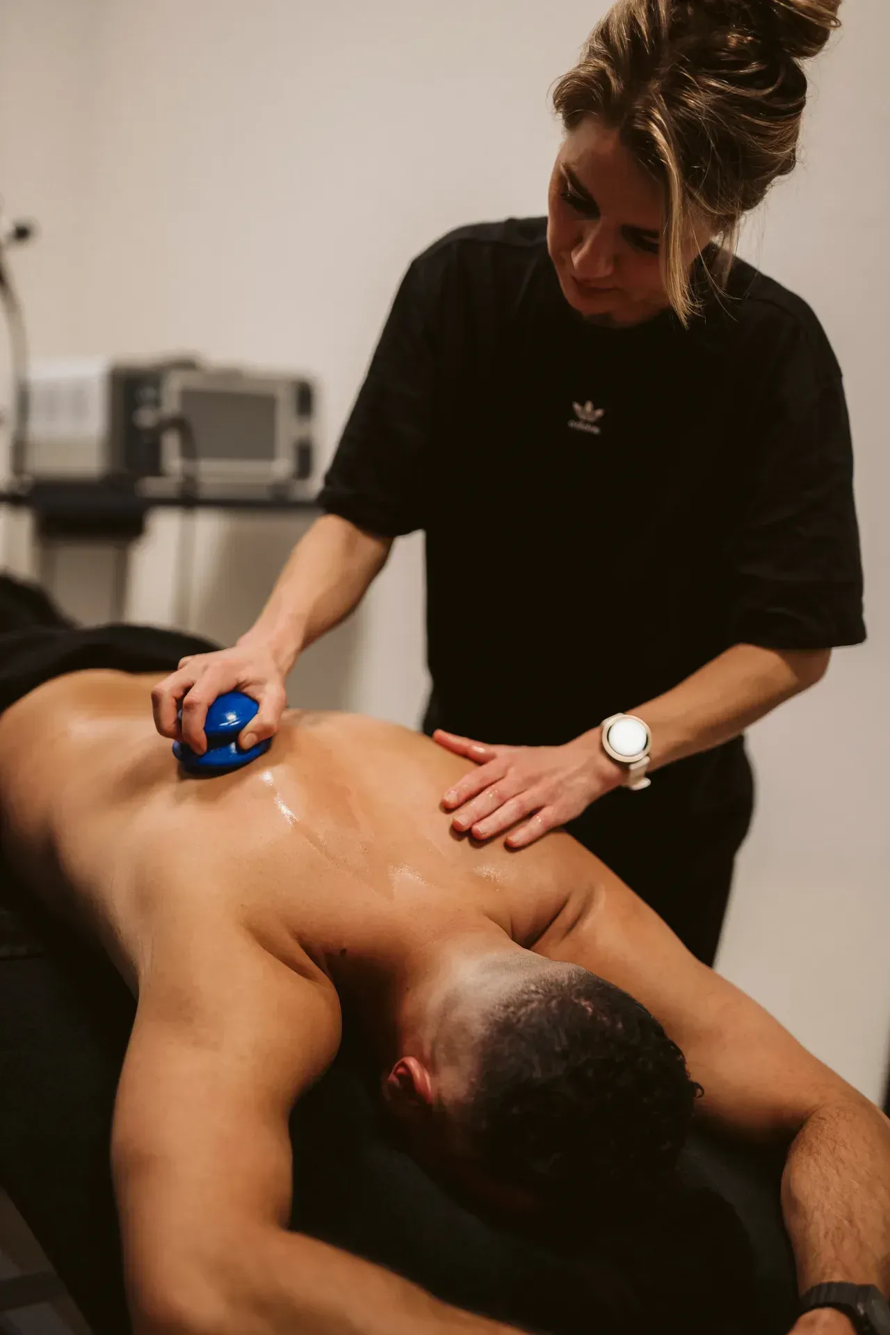 Cupping behandeling van de rug bij Fit-Boost