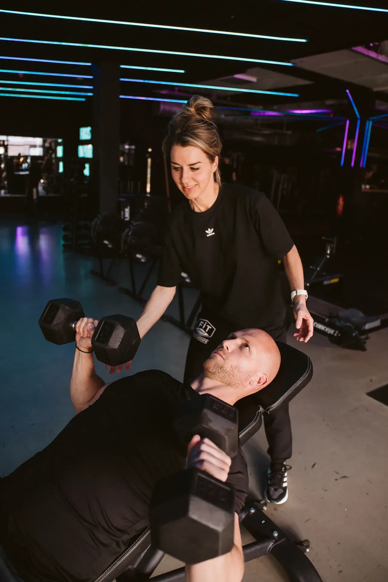 Krachttraining met dumbbells onder begeleiding van de fysiotherapeut