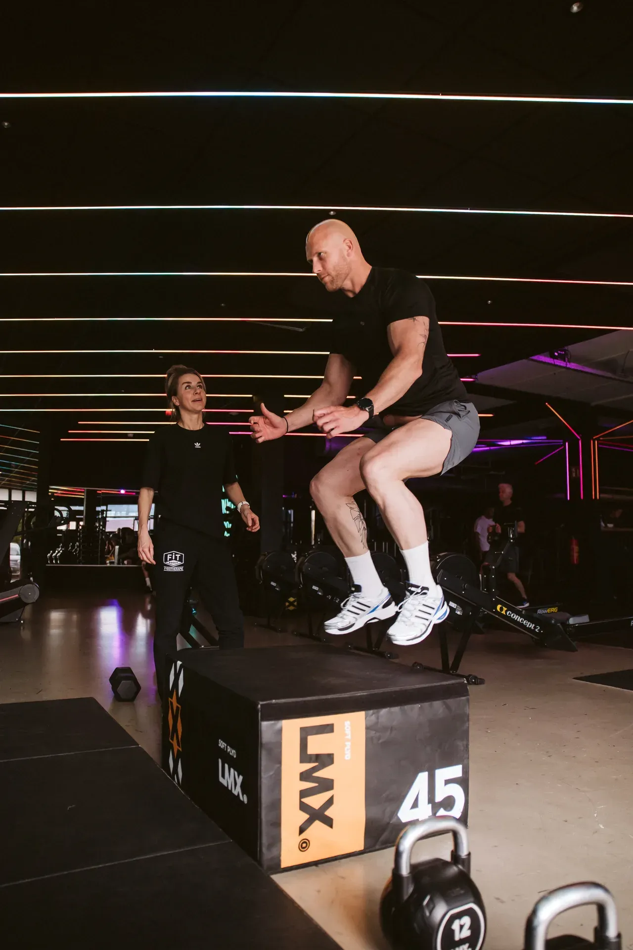 Box jump onder begeleiding van de fysiotherapeut in de gym