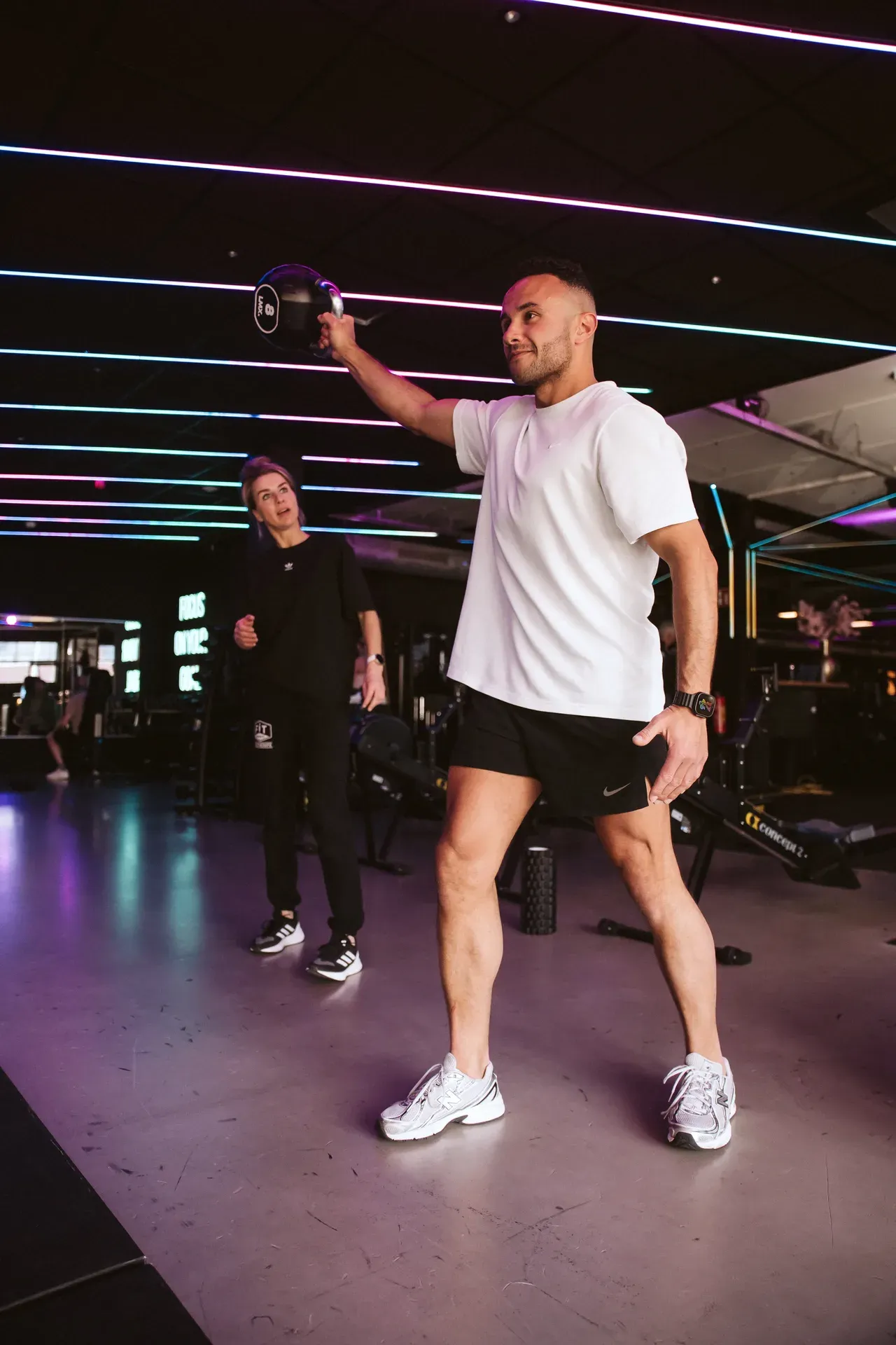 Training met een kettlebell onder begeleiding van de fysiotherapeut