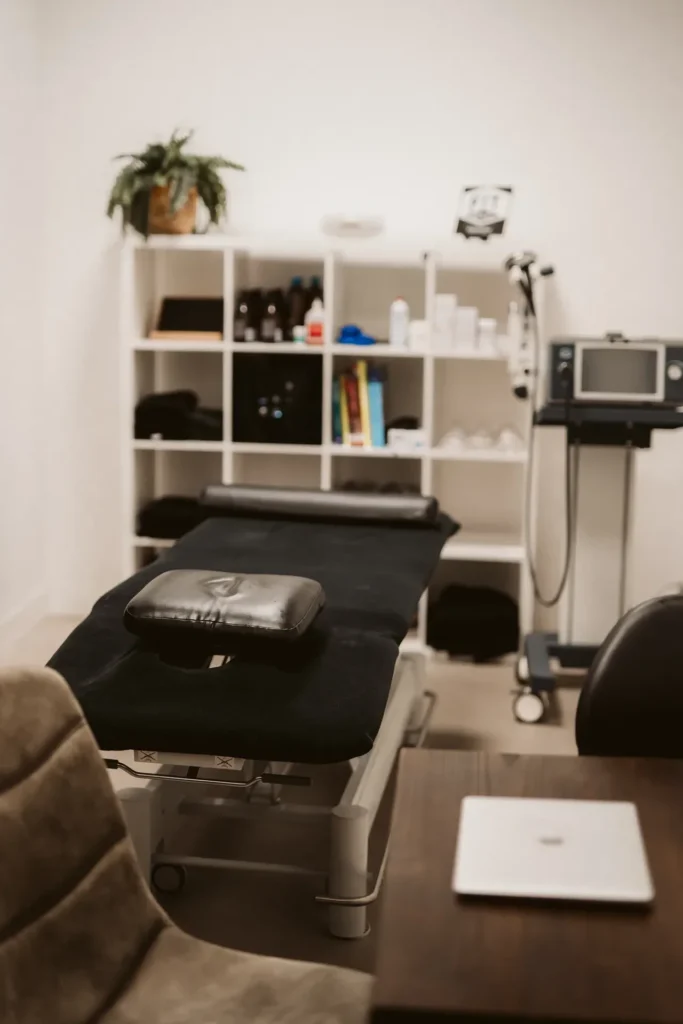 Behandelkamer met behandelbank bij Fit-Boost in Alkmaar