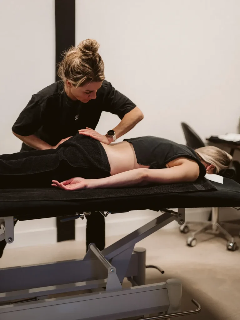 Bekkentherapie behandeling van de onderrug op de behandelbank
