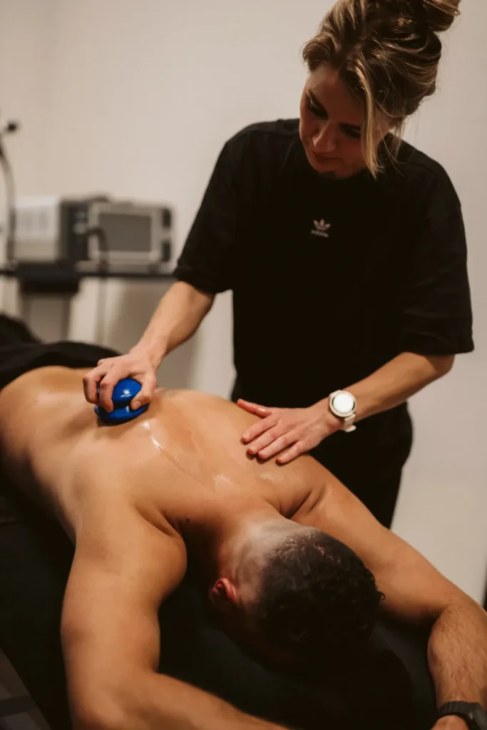 Cupping behandeling van de rug bij Fit-Boost