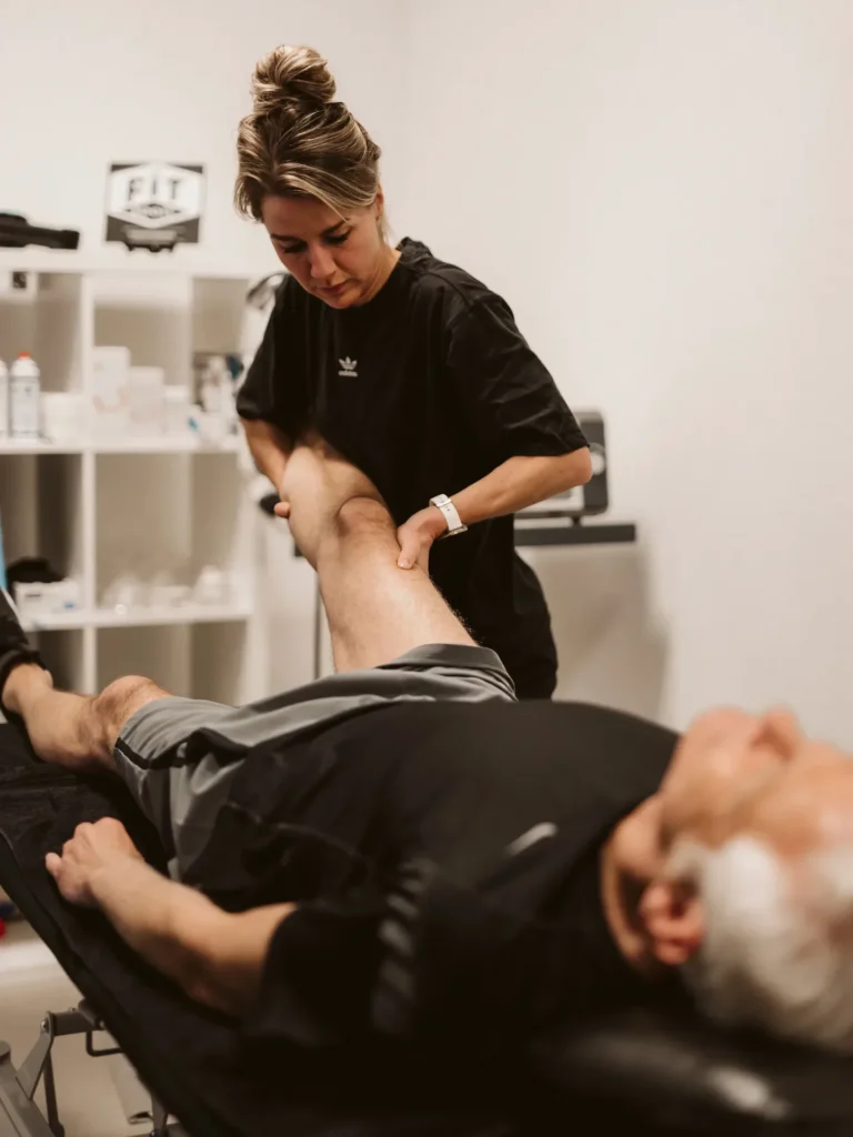 Behandeling van knie en onderbeen op de behandelbank