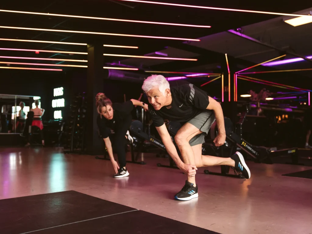 Sprint- en beenoefening samen met de fysiotherapeut in de gym