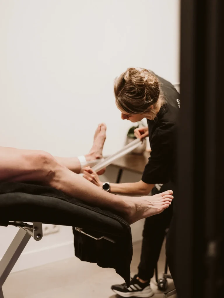 Medical taping van de enkel en het onderbeen