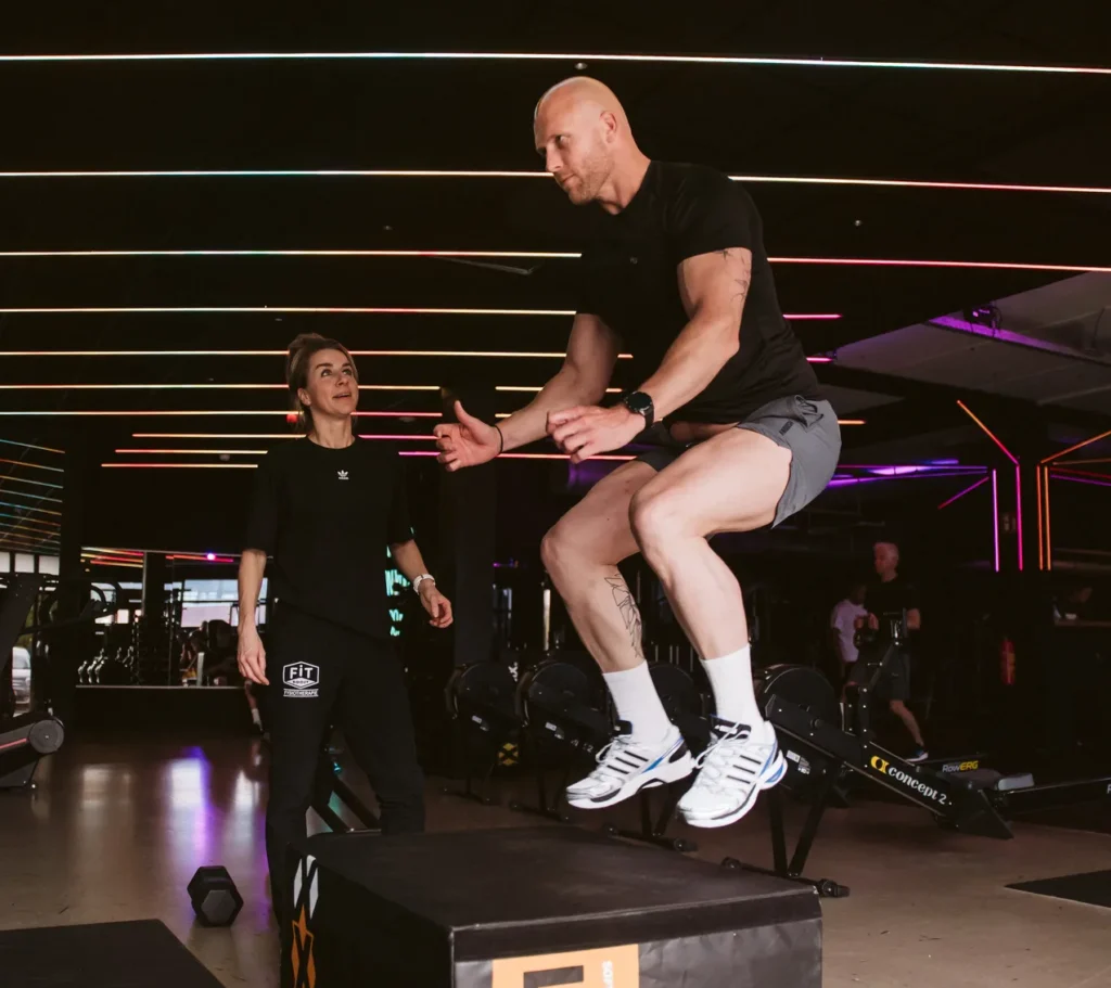 Box jump onder begeleiding van de fysiotherapeut in de gym