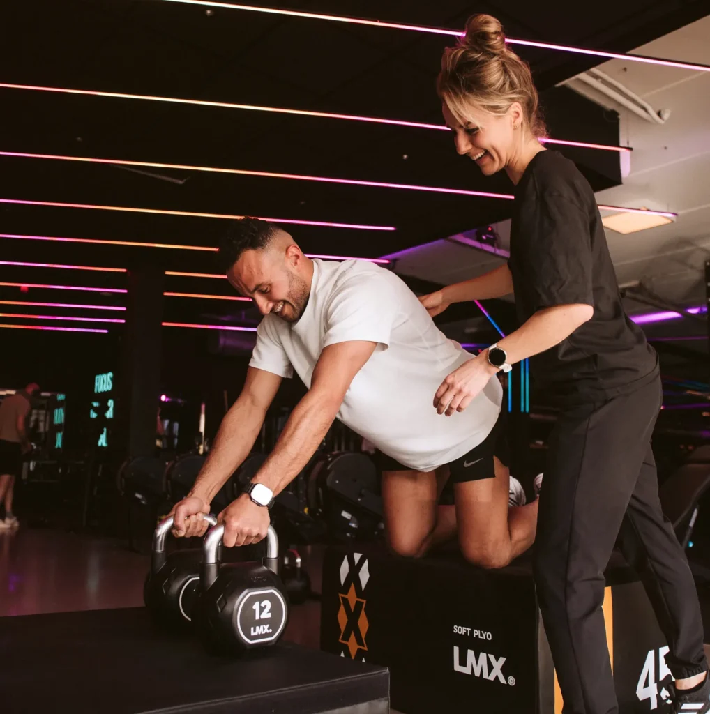 Begeleide kettlebell-oefening op de plyobox in de gym