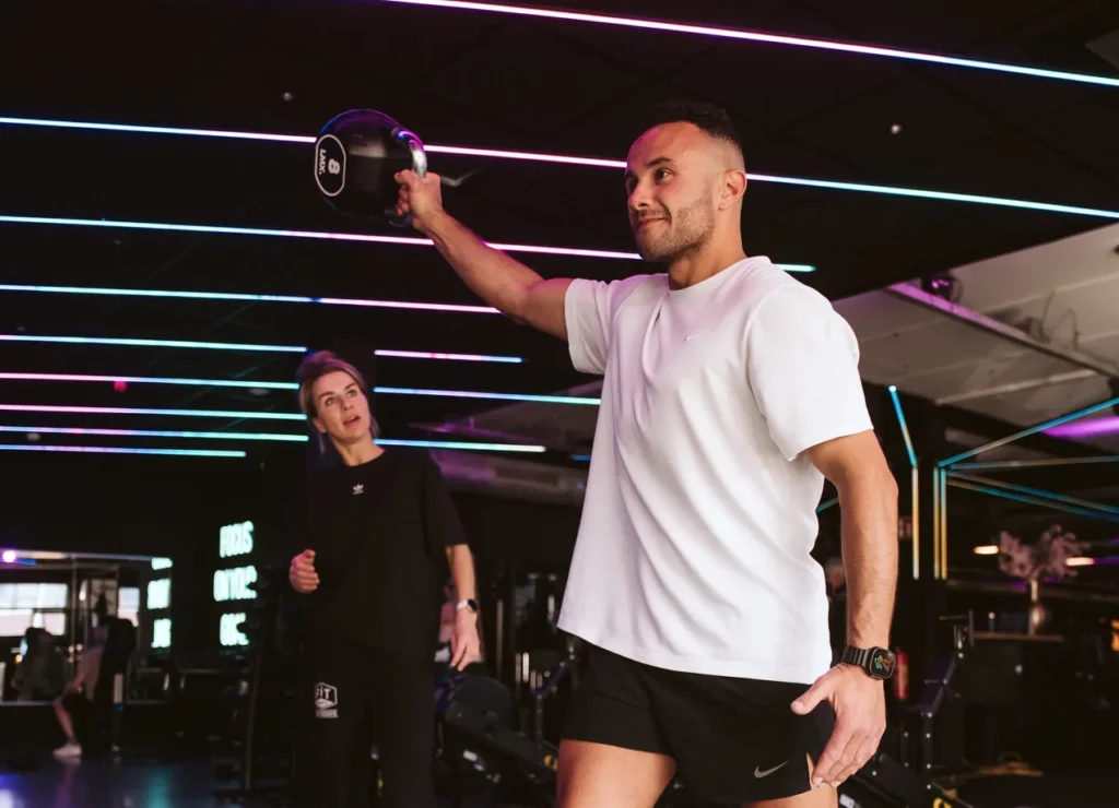 Training met een kettlebell onder begeleiding van de fysiotherapeut