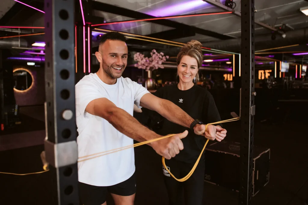 Oefening met een weerstandsband onder begeleiding in de gym